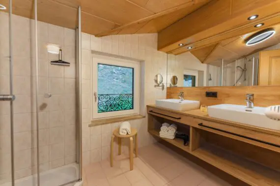 ferienwohnung-zweisamkeit-Badezimmer-gästehaus-herrmann-filzmoos