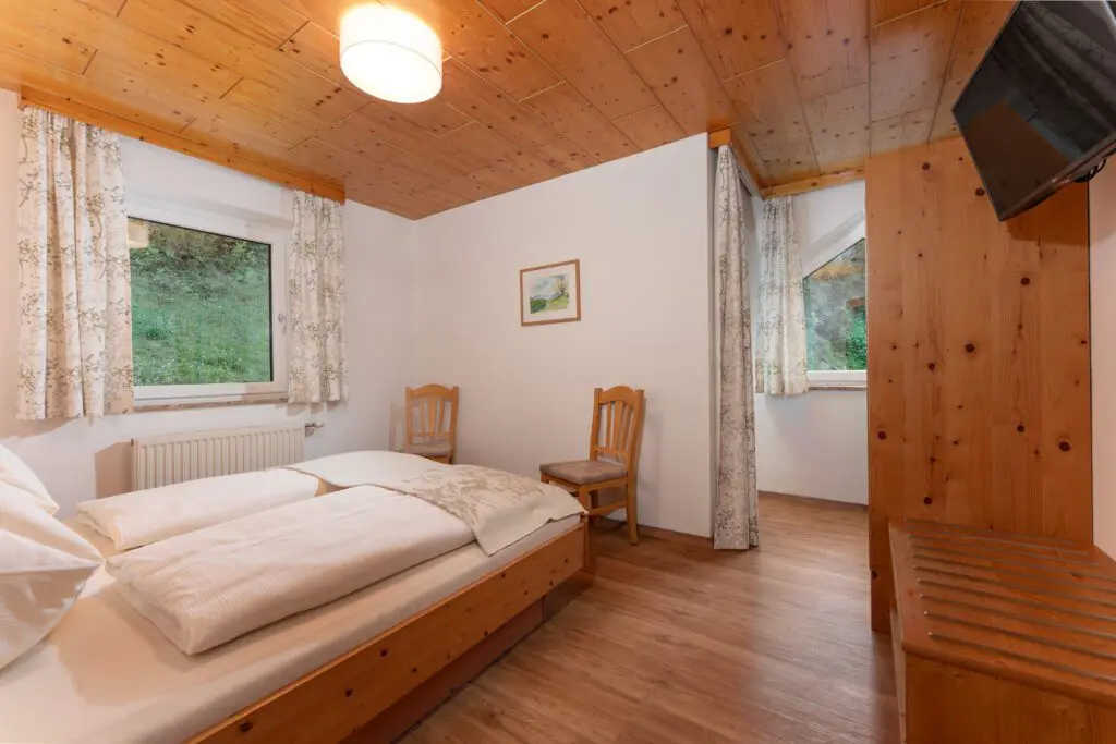 Schlafzimmer mit King Size Bett zum Wohlfühlen