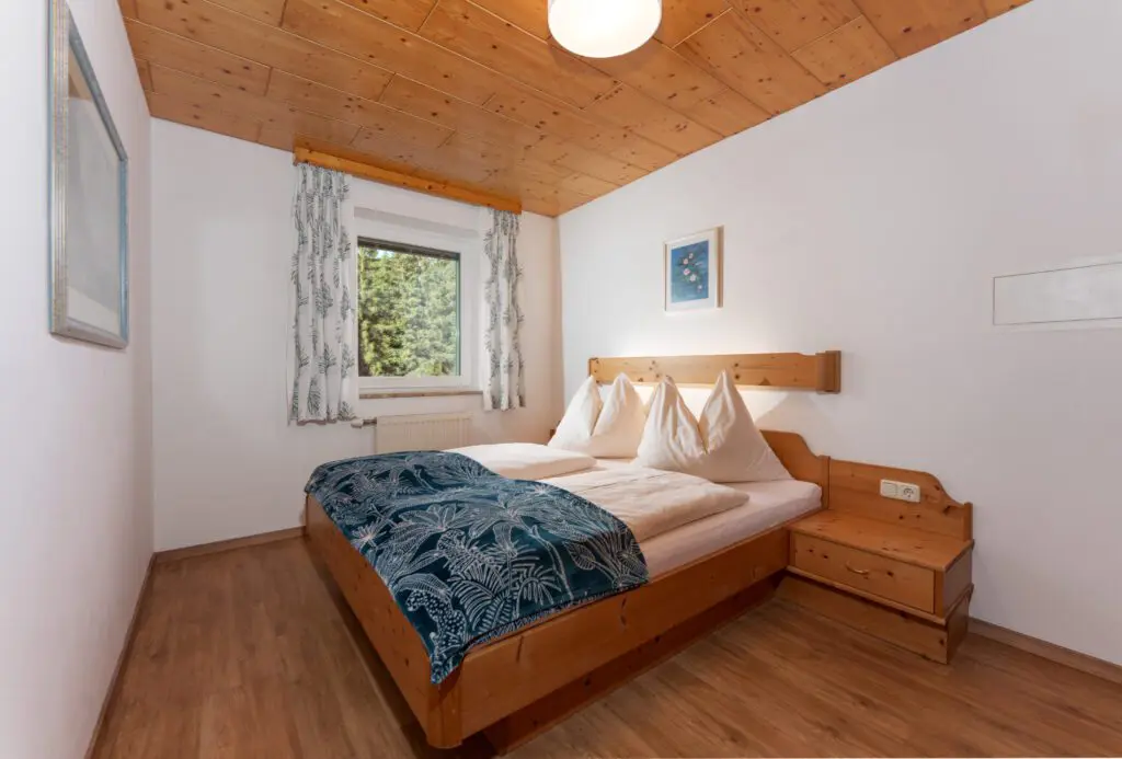 Schlafzimmer mit King Size Bett zum Wohlfühlen